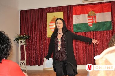 Verebes Krnács Erika előadóművész a bajsai gyermekévekre emlékezett, majd Mátyás királyról mesélt (Kazinczy Paszterkó Diana felvétele)