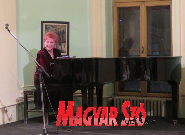 Tolnay Ilona nemcsak beszélt, hanem énekelt és zongorázott is (Fotó: Patyi Szilárd)