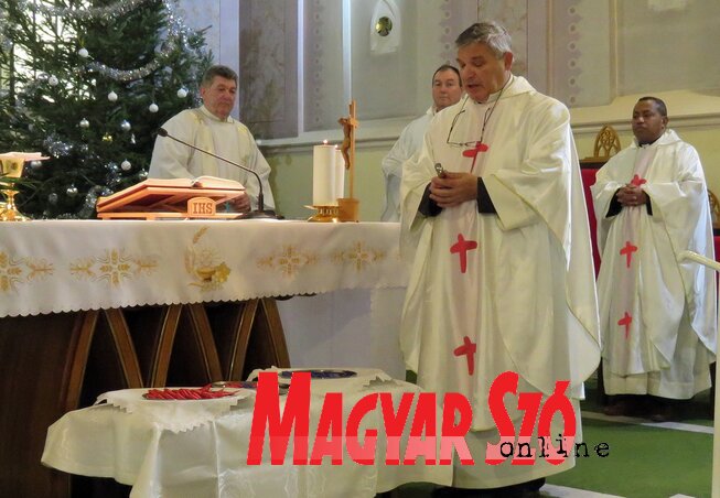 Sztoján atya megáldja a szalagokat (Fotó: Kecskés István) Sztoján atya megáldja a szalagokat (Fotó: Kecskés István)