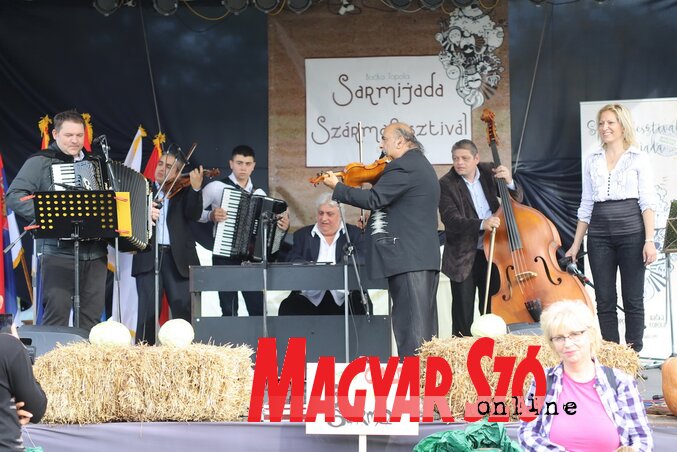 A Szóljon hát a nóta zenekar fellépése a topolyai szármafesztiválon (Lakatos János felvétele)