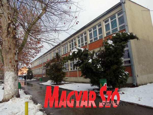 A legnagyobb dél-bánáti kétnyelvű iskola (Fotó: Kecskés István) A legnagyobb dél-bánáti kétnyelvű iskola (Fotó: Kecskés István)