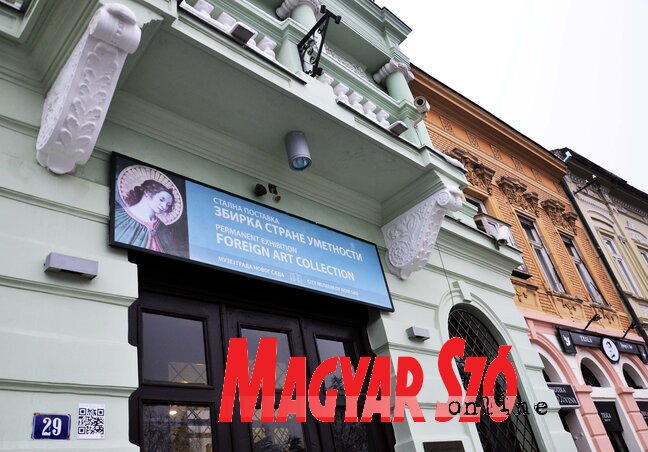 Érdemes kipróbálni az óváros egyes épületein elhelyezett QR-kódokat, sok érdekes információt tudhatunk meg az objektumok múltjáról (Dávid Csilla felvétele)