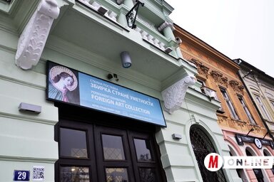 Érdemes kipróbálni az óváros egyes épületein elhelyezett QR-kódokat, sok érdekes információt tudhatunk meg az objektumok múltjáról (Dávid Csilla felvétele)