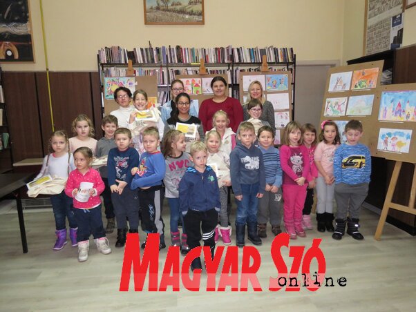 Az olvasást népszerűsítő pályázat és játék díjazottjai (Csincsik Zsolt felvétele) Az olvasást népszerűsítő pályázat és játék díjazottjai (Csincsik Zsolt felvétele)