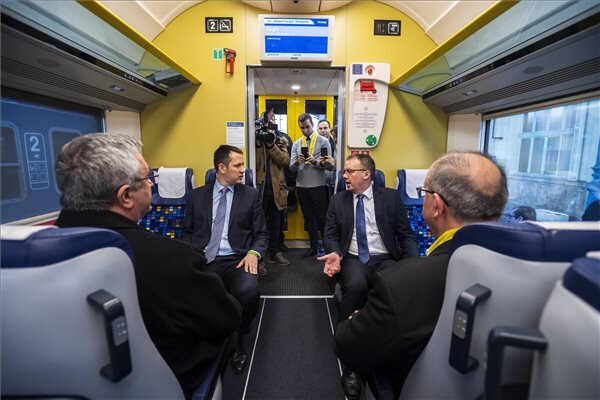 Veres András püspök, a Magyar Katolikus Püspöki Konferencia elnöke, Fülöp Attila szociális ügyekért és társadalmi felzárkózásért felelős államtitkár, Csépke András, a MÁV-Start Zrt. vezérigazgatója és Budai László, a Misszió Tours Utazási Iroda ügyvezető igazgatója (b-j) (Fotó: MTI) Veres András püspök, a Magyar Katolikus Püspöki Konferencia elnöke, Fülöp Attila szociális ügyekért és társadalmi felzárkózásért felelős államtitkár, Csépke András, a MÁV-Start Zrt. vezérigazgatója és Budai László, a Misszió Tours Utazási Iroda ügyvezető igazgatója (b-j) (Fotó: MTI)
