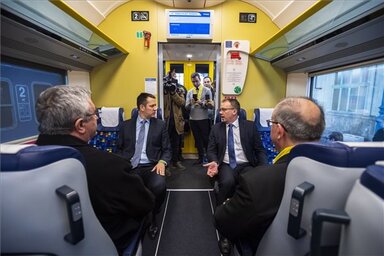 Veres András püspök, a Magyar Katolikus Püspöki Konferencia elnöke, Fülöp Attila szociális ügyekért és társadalmi felzárkózásért felelős államtitkár, Csépke András, a MÁV-Start Zrt. vezérigazgatója és Budai László, a Misszió Tours Utazási Iroda ügyvezető igazgatója (b-j) (Fotó: MTI)