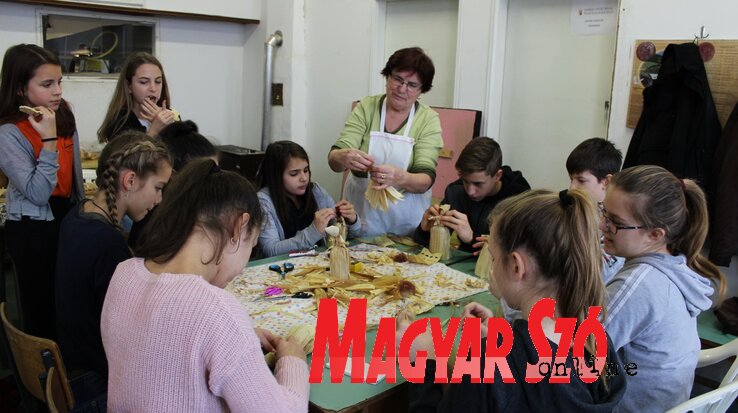 Csuhézás Szabó Magdával (Fotó: Szabó Nóra) Csuhézás Szabó Magdával (Fotó: Szabó Nóra)