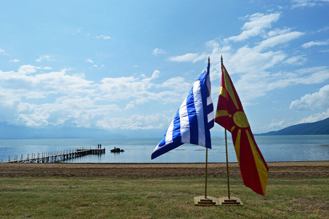 A görög és a macedón zászló a Preszpa-tó partján (Fotó: MTI/EPA)