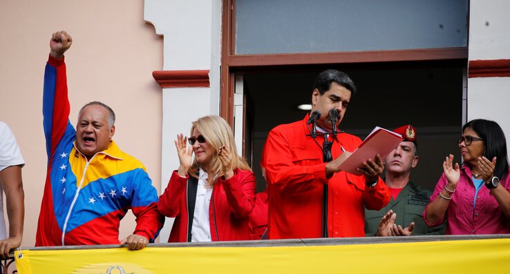 Maduro a caracasi Miraflores elnöki palota erkélyen írta alá az Egyesült Államokkal való diplomáciai kapcsolatok megszakításáról szóló határozatot (Fotó: AP/Beta) Maduro a caracasi Miraflores elnöki palota erkélyen írta alá az Egyesült Államokkal való diplomáciai kapcsolatok megszakításáról szóló határozatot (Fotó: AP/Beta)