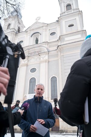 Soltész Miklós sajtótájékoztatója a csíksomlyói kegytemplom előtt (fotó: MTI)