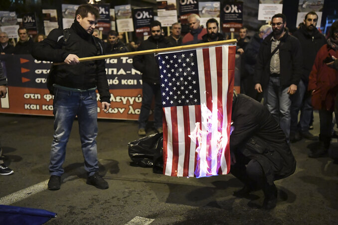 A Görög Kommunista Párt tagjai elégették az amerikai zászlót (Fotó: Beta/AP)