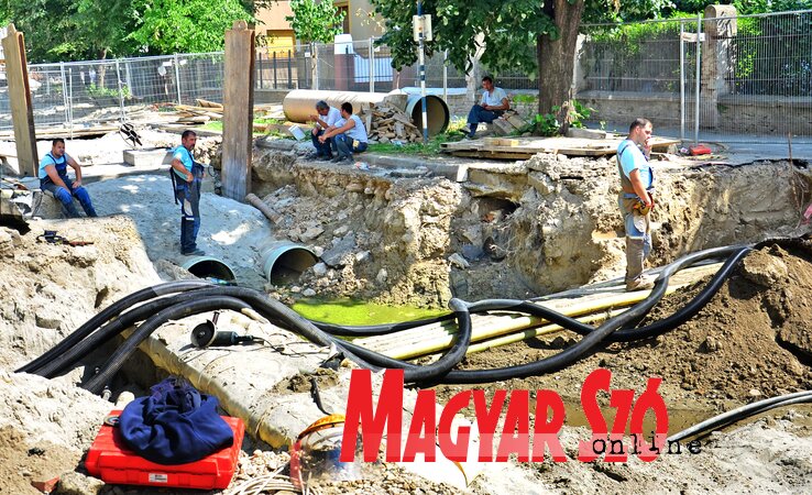 A törvénytelenül felépített épületekbe gyakran a vízvezeték-csatlakozást is törvénytelenül realizálják, az ilyen, és a hasonló módon elkövetett vízlopás egyre nagyobb gondot jelent (Dávid Csilla felvétele)