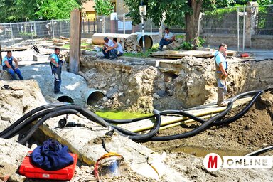 A törvénytelenül felépített épületekbe gyakran a vízvezeték-csatlakozást is törvénytelenül realizálják, az ilyen, és a hasonló módon elkövetett vízlopás egyre nagyobb gondot jelent (Dávid Csilla felvétele)