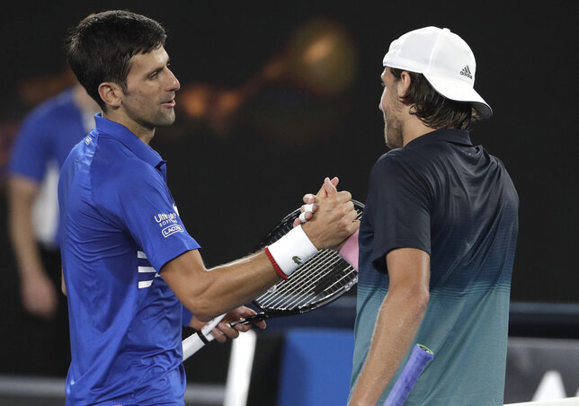 Novak Đoković és Lucas Pouille (Fotó: Beta/AP)