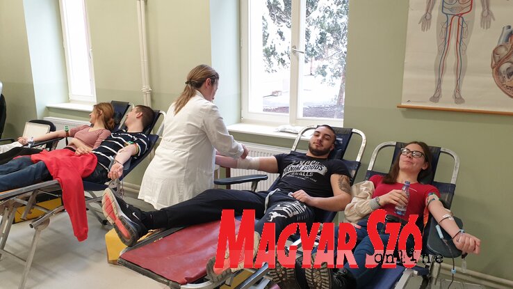 Az egészségügyi iskola tanulói számára alapvető, hogy vért adjanak (Fotó: Nagy Abonyi Zoltán)