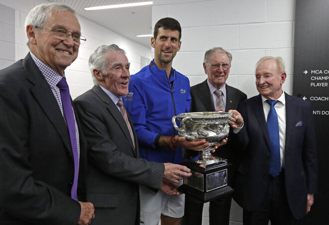 Novak Đoković az ausztrál teniszlegendákkal, Roy Emersonnal, Ken Rosewall-lal, Frank Sedgemannel és Rod Laverrel (Fotó: Beta/AP)