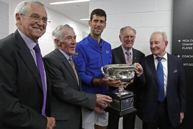 Novak Đoković az ausztrál teniszlegendákkal, Roy Emersonnal, Ken Rosewall-lal, Frank Sedgemannel és Rod Laverrel (Fotó: Beta/AP)