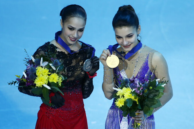 Az esélyesnek vélt Alina Zagitova (balról) és a meglepetésgyőztes Szofija Szamodurova (Fotó: Beta/AP)