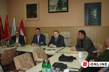 A sajtótájékoztató résztvevői a polgármesteri hivatalban (Kazinczy Paszterkó Diana felvétele)