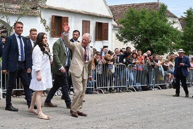 III. Károly helyiek között Erdélyben szászfehéregyházi birtoka előtt (Fotó: MTI)