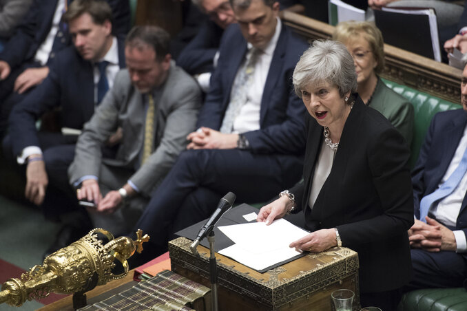 Theresa May miniszterelnök a kedd esti szavazás után, az alsóházban felszólalva bejelentette: a kormány e felhatalmazás alapján jogilag kötelező erejű változtatásokat fog kérni a kilépési megállapodásban (Fotó: Beta/AP)