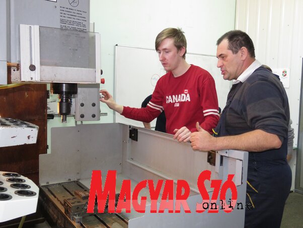 A CNC-fémmarósok képzése az iskolai tanműhelyben (Csincsik Zsolt felvétele) A CNC-fémmarósok képzése az iskolai tanműhelyben (Csincsik Zsolt felvétele)