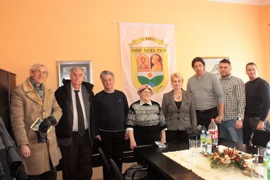 A Kunok hazája című film alkotói a pacséri fogadóbizottság egy részével (Kazinczy Paszterkó Diana felvétele)