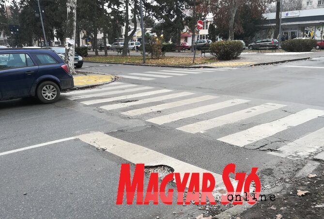 Kátyú a sugárút és a Petar Leković utca sarkán (Fotó: Benedek Miklós) Kátyú a sugárút és a Petar Leković utca sarkán (Fotó: Benedek Miklós)