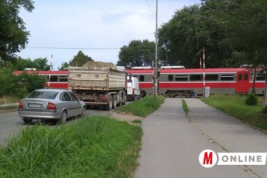Hiába van sorompó, ha nincs leeresztve (Kecskés István felvétele)