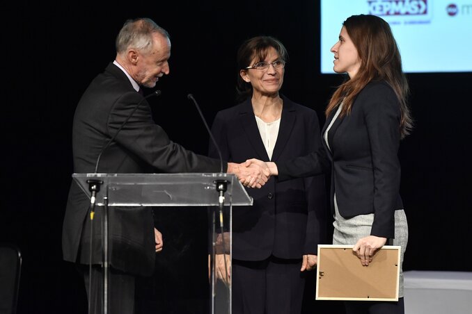 Király Eszter átveszi a díjat Lévai Anikótól és Bogsch Eriktől, a Richter Gedeon Nyrt. elnökétől (fotó: MTI)
