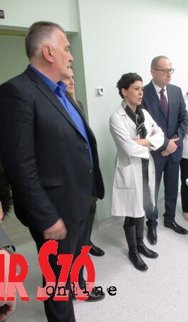 A közkórház igazgatója, a polgármester asszony, dr. Stić-Vuković Márta radiológiai osztályvezető, valamint a tartományi titkár szemrevételezi az új CT-t (Fotó: Fekete J. József)