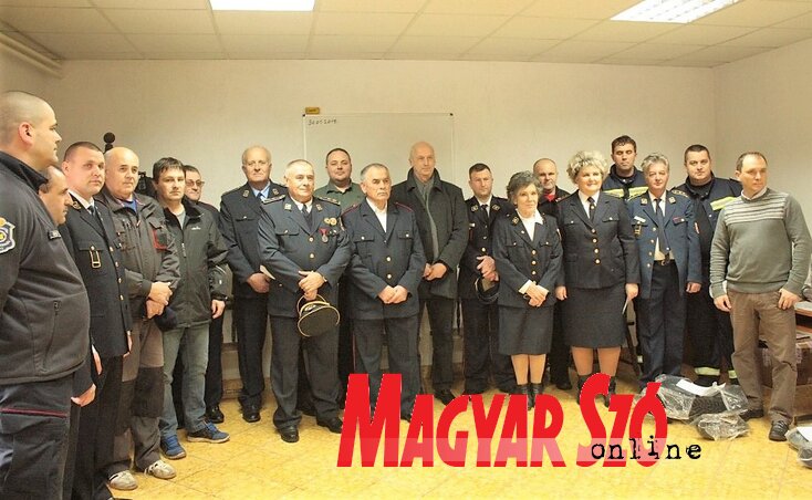 Az önkormányzat és Topolya község önkéntes tűzoltó testületeinek képviselői az ajándékok átvételét követően (Kazinczy Paszterkó Diana felvétele)