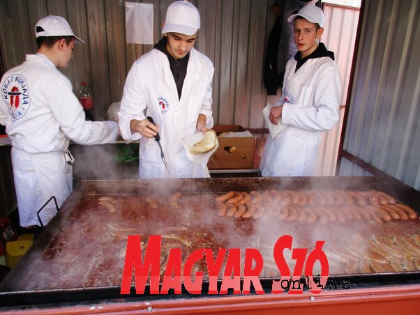 Forrón kerül a kolbász a lepénybe (Fotó: Fekete J. József)