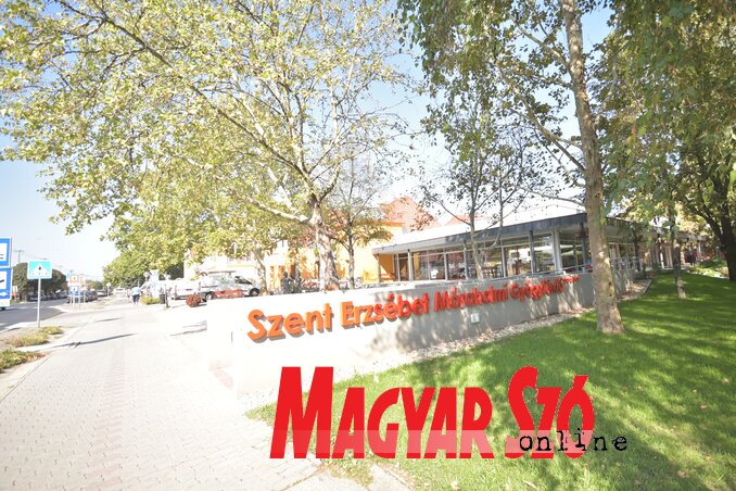 A falu központjának legjelentősebb épülete a fürdő (Gegely Árpád felvétele) A falu központjának legjelentősebb épülete a fürdő (Gegely Árpád felvétele)