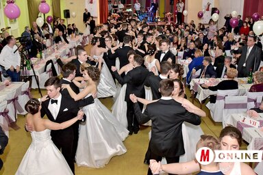 A lányok gyönyörű fehér ruhában, a fiúk pedig elegáns öltönyben táncoltak (Fotó: Gergely Árpád)