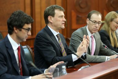 James Roaf (balról második) misszióvezetői minőségben nem látogat többé Szerbiába (Fotó: Beta)