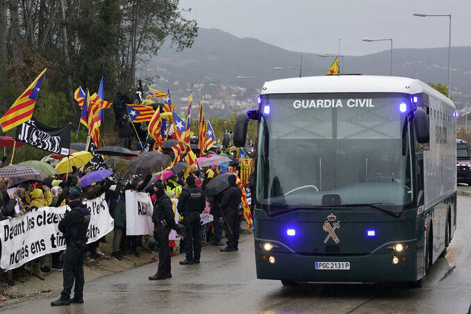Tüntetők fogadták a rabszállító buszokat, amelyeken Madridba érkeztek a függetlenségpárti katalán politikusok (fotó: AP/Beta)
