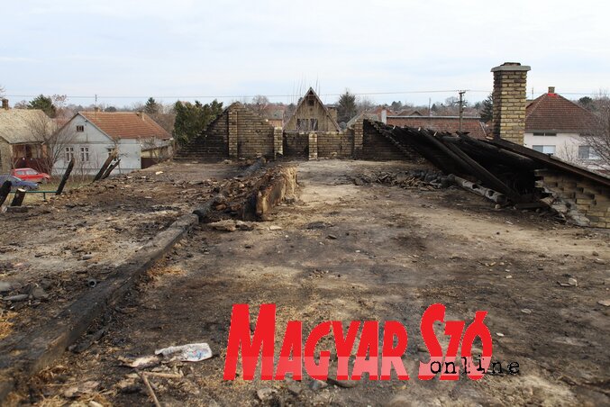 Semmi sem maradt a ház tetőszerkezetéből (Lakatos János felvétele)