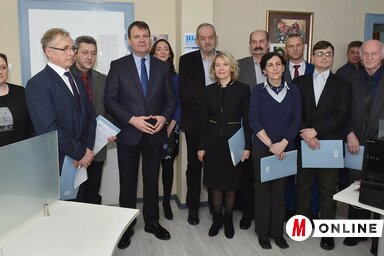 A támogatásban részesülő kisebbségi lapok képviselői a tartomány illetékeseivel (Fotó: Ótos András)