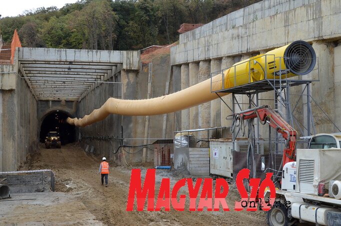 A terv szerint az Újvidék–Belgrád vasútvonal korszerűsítése miatt még legalább egy évig szünetelni fog a közlekedés. A fotót Ótos András készítette tavaly ősszel, Čortanovci környékén