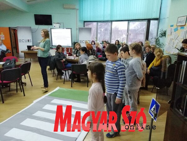 A József Attila Általános Iskola alsósai a gyalogátkelőhelyeknél nagyon-nagyon óvatosak (Dávid Csilla felvétele)