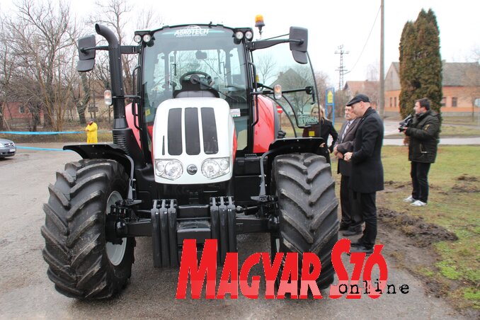 A 120 lóerős osztrák gyártmányú Steyr típusú traktor (Tóth Péter felvétele) A 120 lóerős osztrák gyártmányú Steyr típusú traktor (Tóth Péter felvétele)