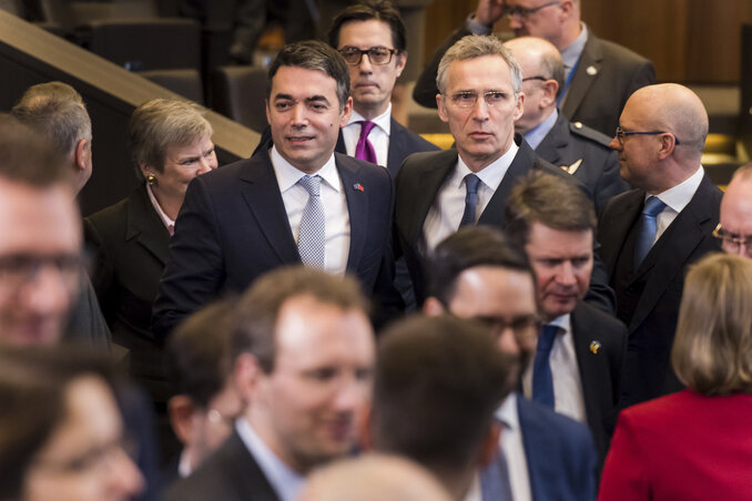 Nikola Dimitrov és Jens Stoltenberg a tegnapi brüsszeli ceremónián (fotó: AP/Beta)