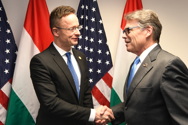 Szijjártó Péter magyar külgazdasági és külügyminiszter (b) és Rick Perry amerikai energiaügyi miniszter találkozója Washingtonban (Fotó: MTI/KKM/Mitko Sztojcsev)