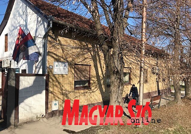 A topolyai szociális központ épülete: Aki nem jelentkezik, az láthatatlan a rendszer számára (Herceg Elizabetta felvétele) A topolyai szociális központ épülete: Aki nem jelentkezik, az láthatatlan a rendszer számára (Herceg Elizabetta felvétele)