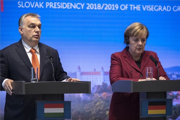 Orbán Viktor és Angela Merkel a pozsonyi csúcstalálkozón (Fotó: MTI)