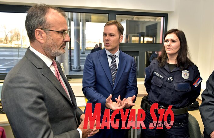 Sem Fabrici és Siniša Mali találkozott a határátkelő alkalmazottaival (Fotó: Gergely Árpád) Sem Fabrici és Siniša Mali találkozott a határátkelő alkalmazottaival (Fotó: Gergely Árpád)