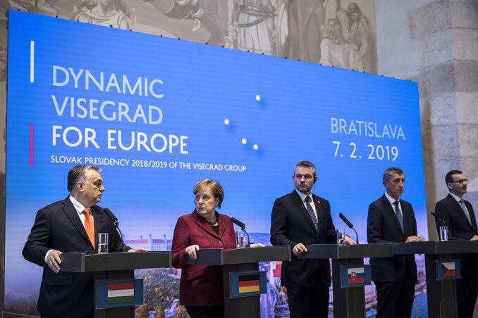Orbán Viktor, Angela Merkel, Peter Pellegrini, Andrej Babiš és Mateusz Morawiecki a csúcstalálkozón tartott közös sajtótájékoztatón (fotó: MTI)