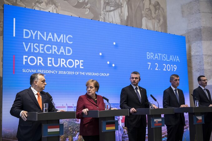 Orbán Viktor, Angela Merkel, Peter Pellegrini, Andrej Babiš és Mateusz Morawiecki a csúcstalálkozón tartott közös sajtótájékoztatón (fotó: MTI) Orbán Viktor, Angela Merkel, Peter Pellegrini, Andrej Babiš és Mateusz Morawiecki a csúcstalálkozón tartott közös sajtótájékoztatón (fotó: MTI)