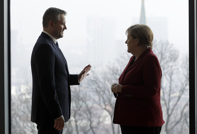 Pellegrini és Merkel a kétoldalú megbeszélés során (fotó: AP/Beta)